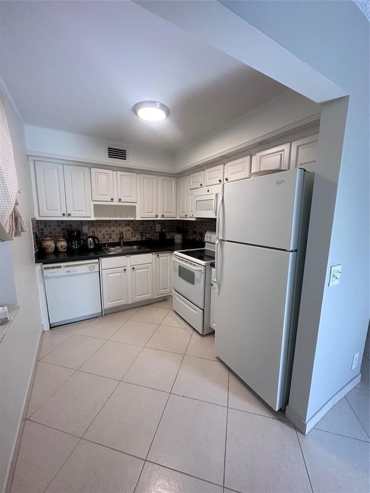 164 Burgundy D Unit 164 - Photo 3 of 41