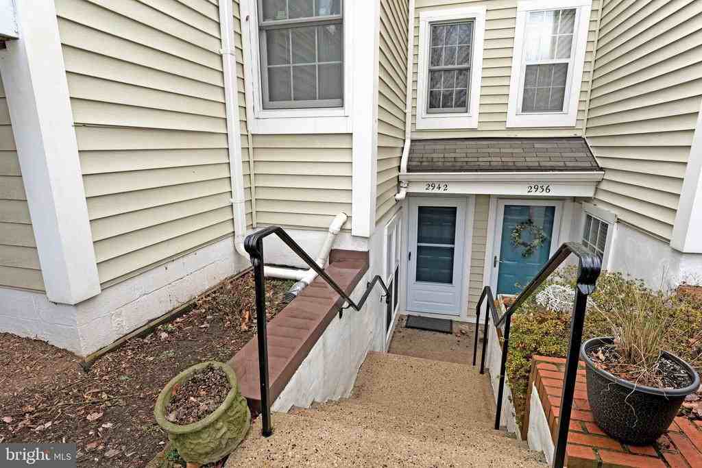 2942 Yarling Ct - Photo 3 of 38