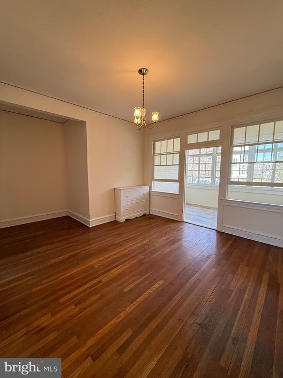 700 Prince Edward St - Photo 2 of 15