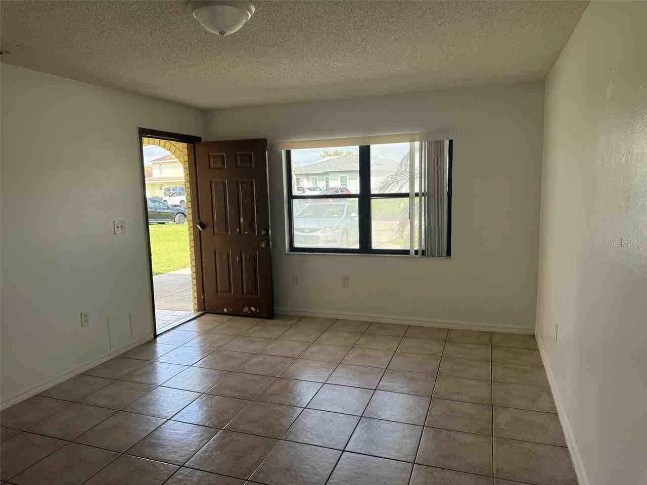 638 Royalty Ct - Photo 3 of 15