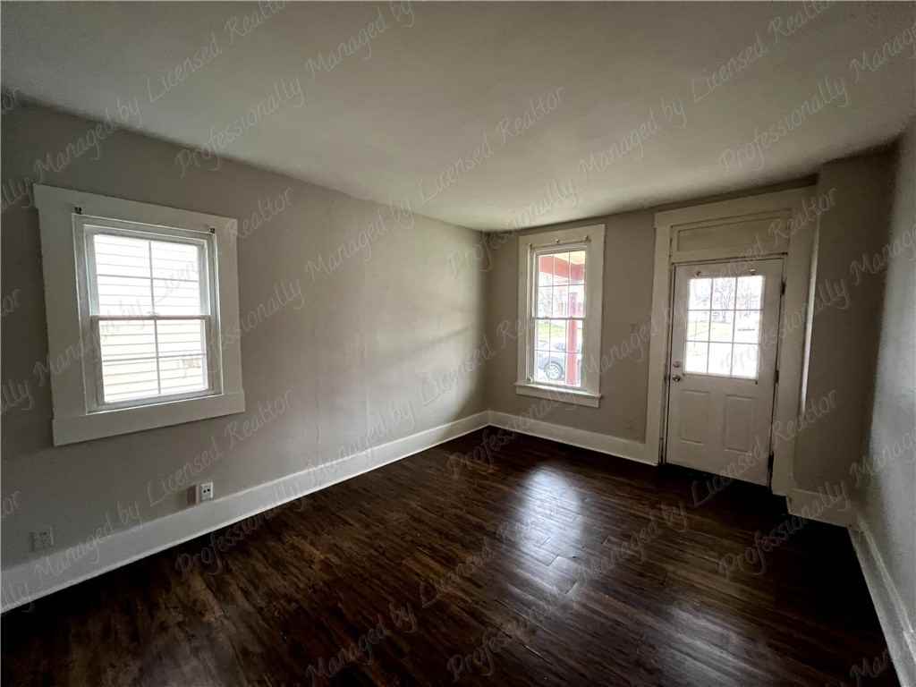 703 S Main St - Photo 4 of 11