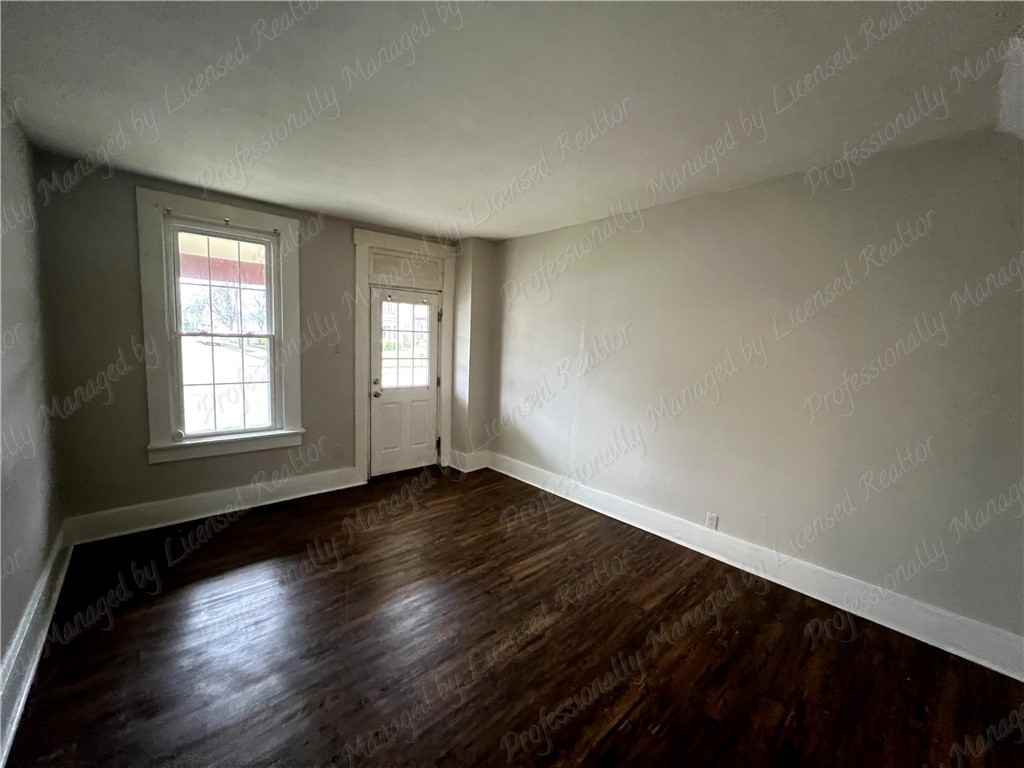 703 S Main St - Photo 5 of 11