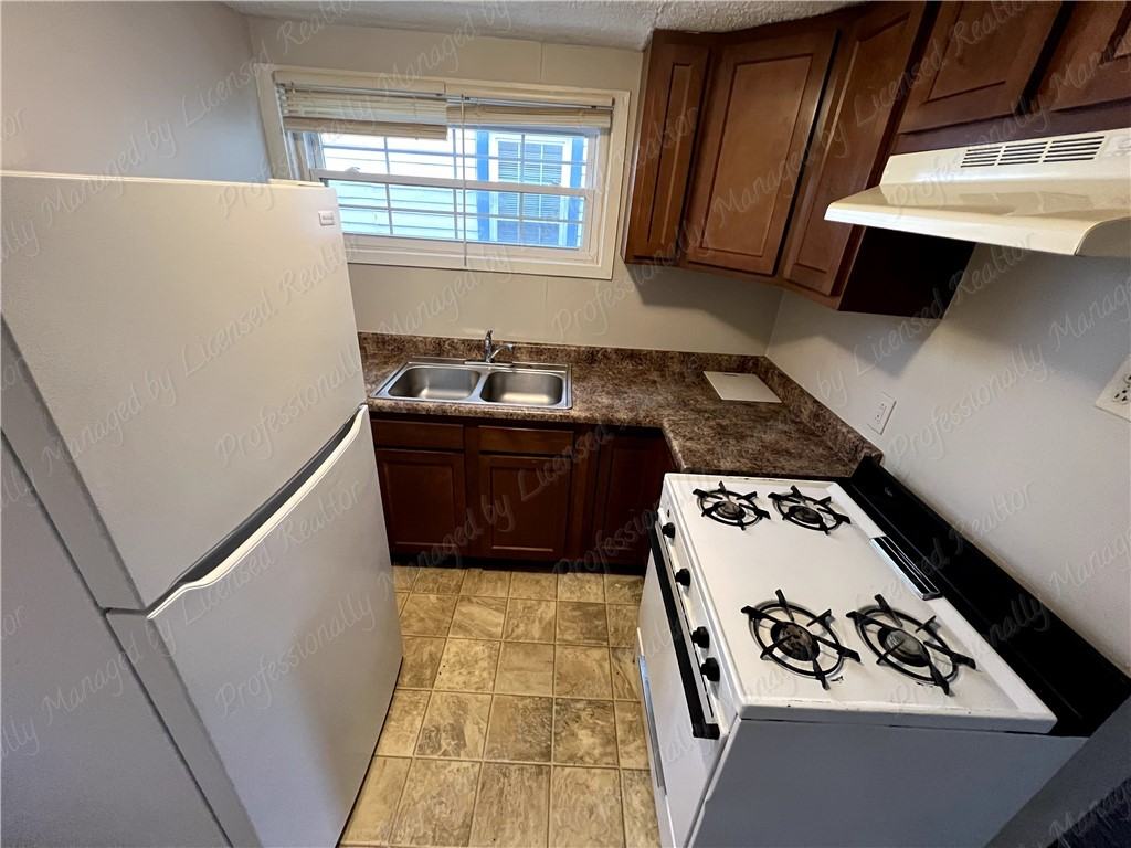 703 S Main St - Photo 6 of 11