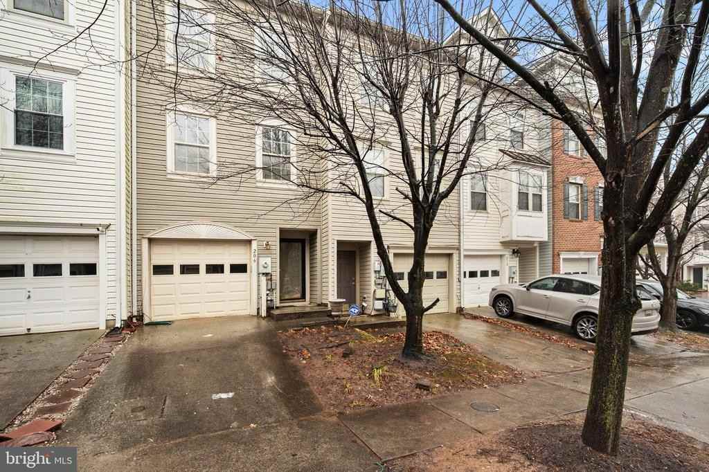 206 Toddson Ln - Photo 2 of 32