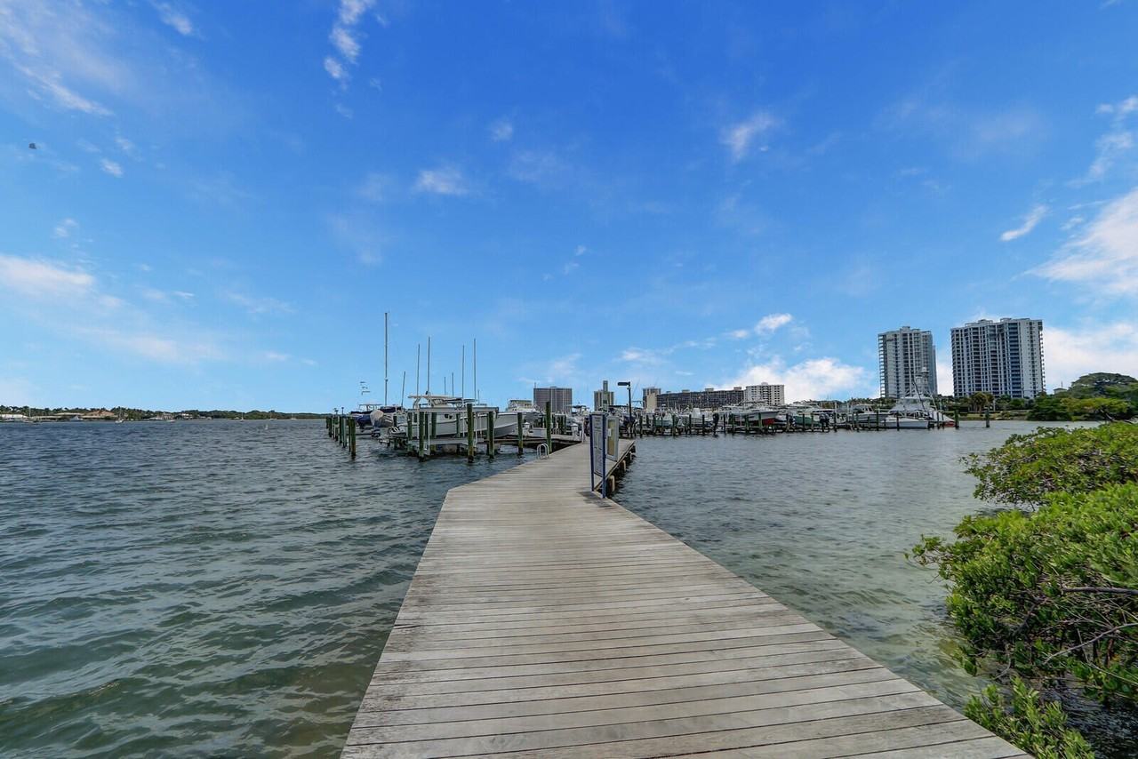 1618 Twelve Oaks Way #103 - Photo 2 of 30