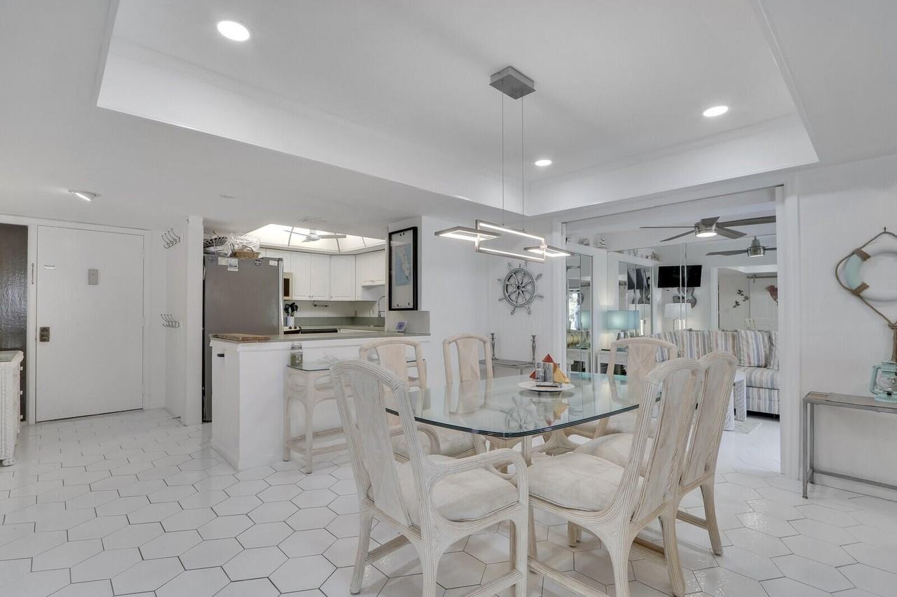 1618 Twelve Oaks Way #103 - Photo 5 of 30