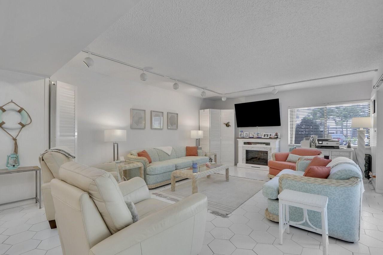 1618 Twelve Oaks Way #103 - Photo 7 of 30