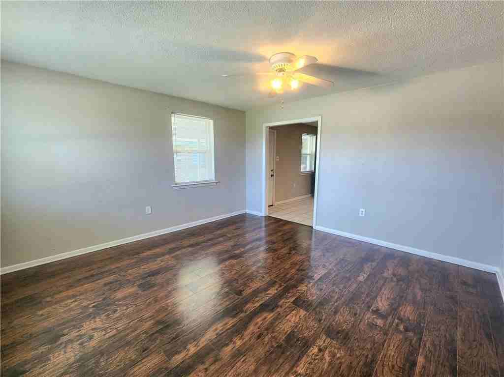 110 Zeta St ##B - Photo 3 of 17