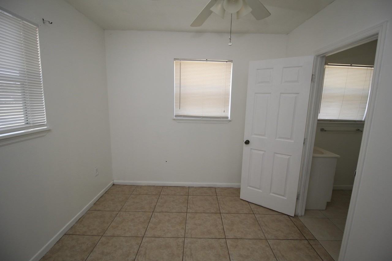 2919 Rollins St - Photo 2 of 14