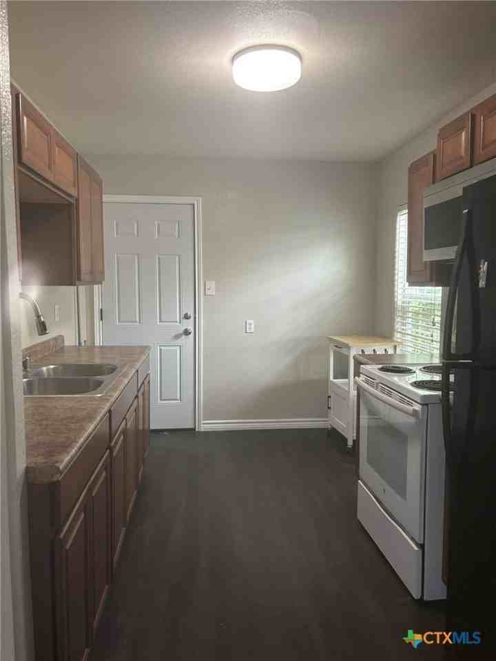 2905 Wildwood St - Photo 3 of 9