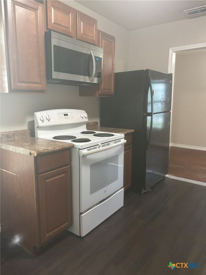 2905 Wildwood St - Photo 4 of 9