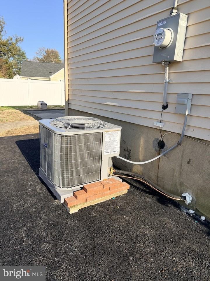 323 Saint James Ave - Photo 2 of 25