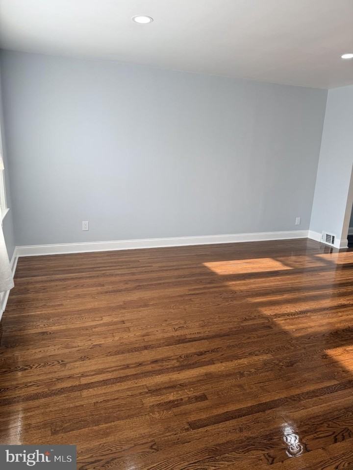 323 Saint James Ave - Photo 7 of 25