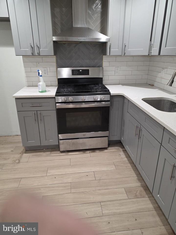 786 Stuyvesant Ave - Photo 3 of 3