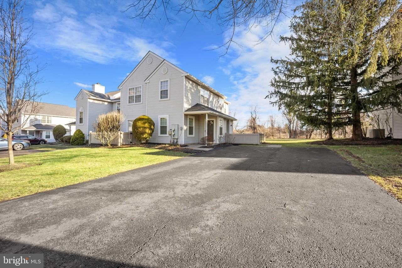 31 Everett Dr - Photo 2 of 17