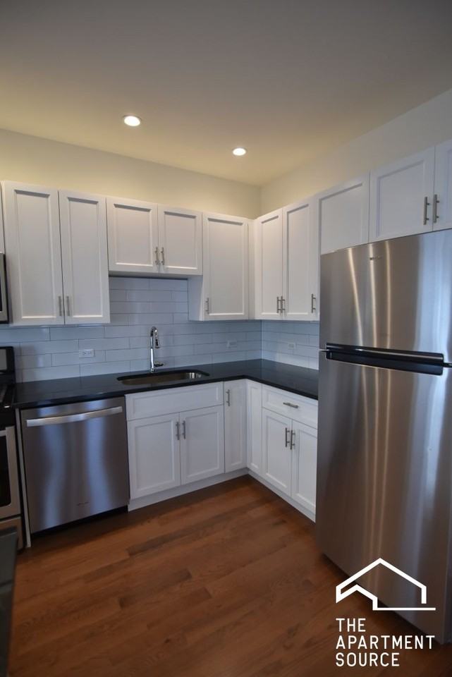3232 N Clark St #3R - Photo 5 of 12