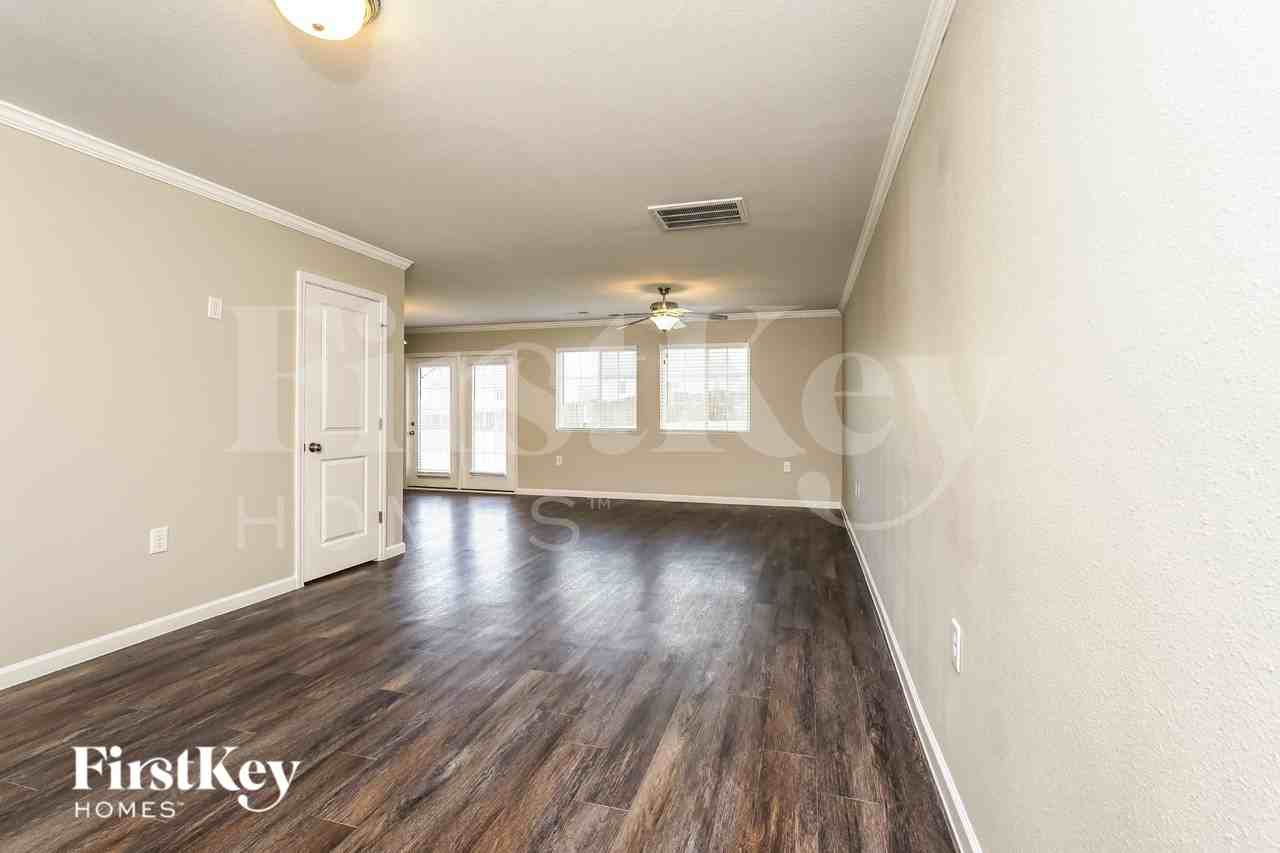 5026 Apsley Dr - Photo 3 of 19