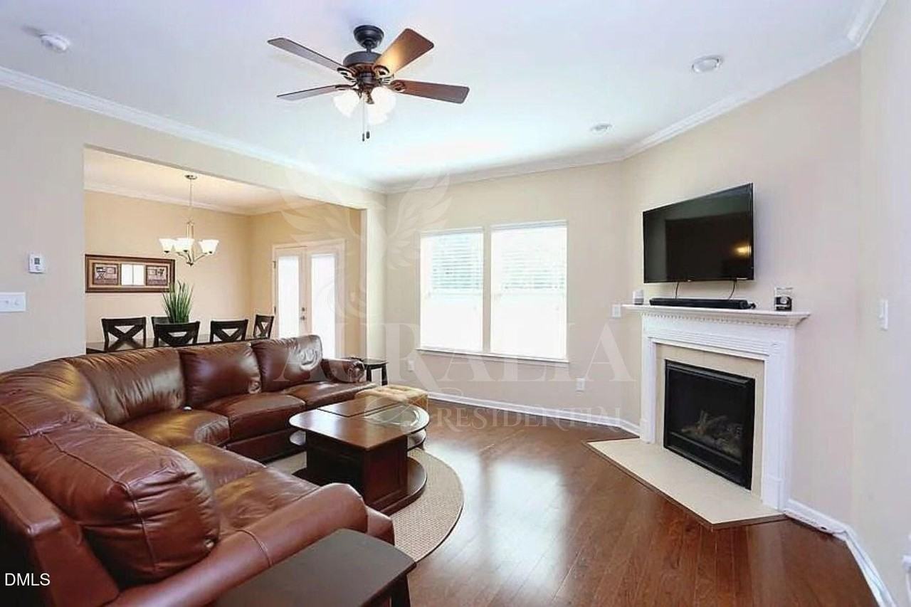 451 Shakespeare Dr - Photo 3 of 13