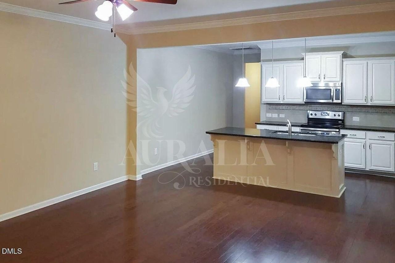 451 Shakespeare Dr - Photo 5 of 13