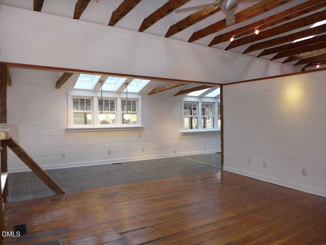 917 Phils Creek Rd - Photo 4 of 30