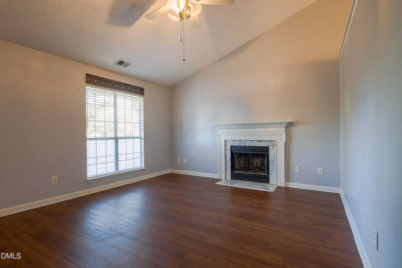 409 Earp St - Photo 2 of 8