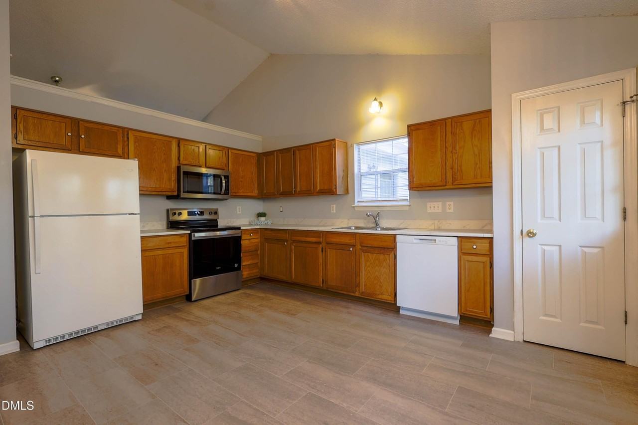 409 Earp St - Photo 3 of 8