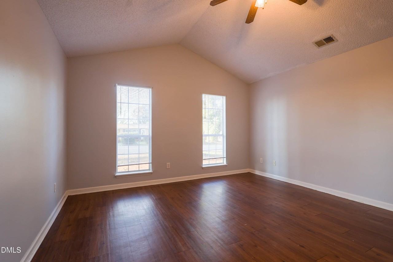 409 Earp St - Photo 5 of 8