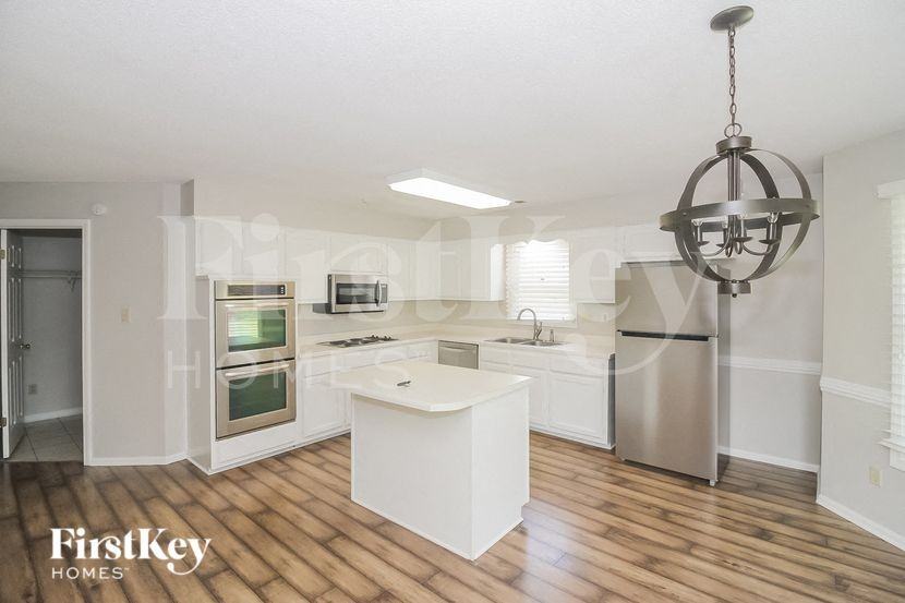 594 Featherwind Cv N - Photo 4 of 15