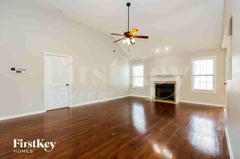 698 Ellie Nat Dr - Photo 2 of 15