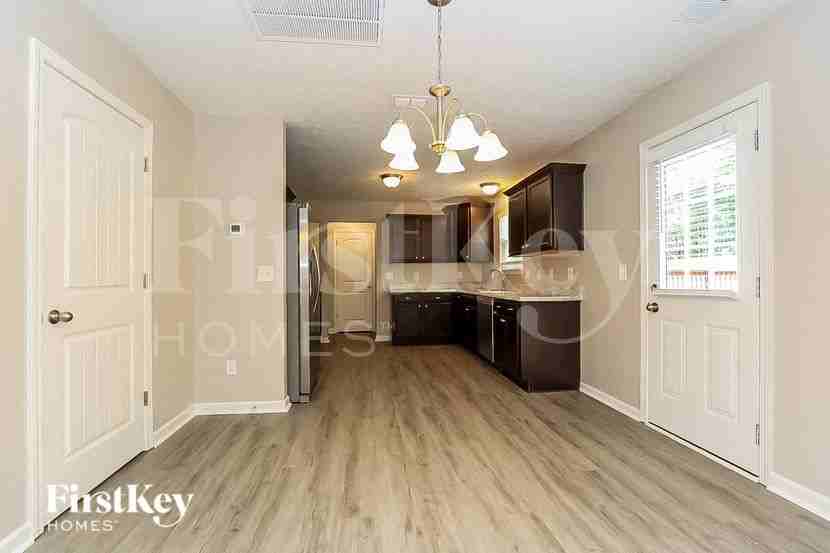 307 Amit St - Photo 4 of 15