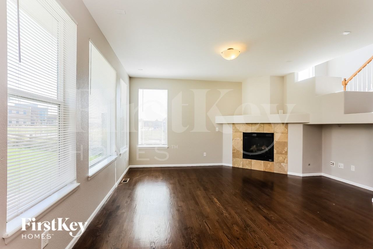 10118 Uravan St - Photo 3 of 15