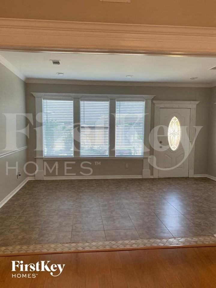 902 Rock Springs Dr - Photo 4 of 12