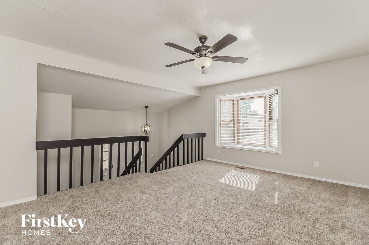 2273 Farnsworth Dr - Photo 2 of 15