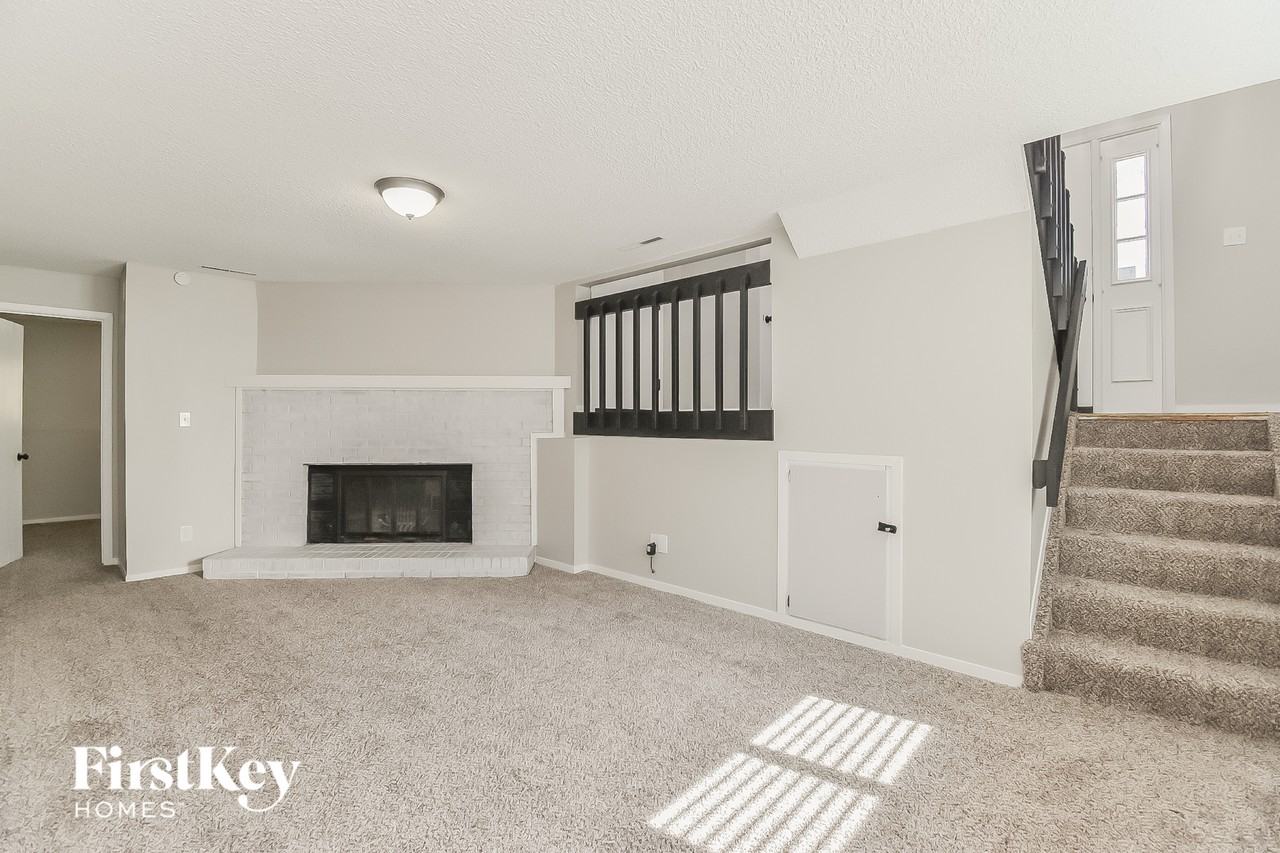 2273 Farnsworth Dr - Photo 3 of 15