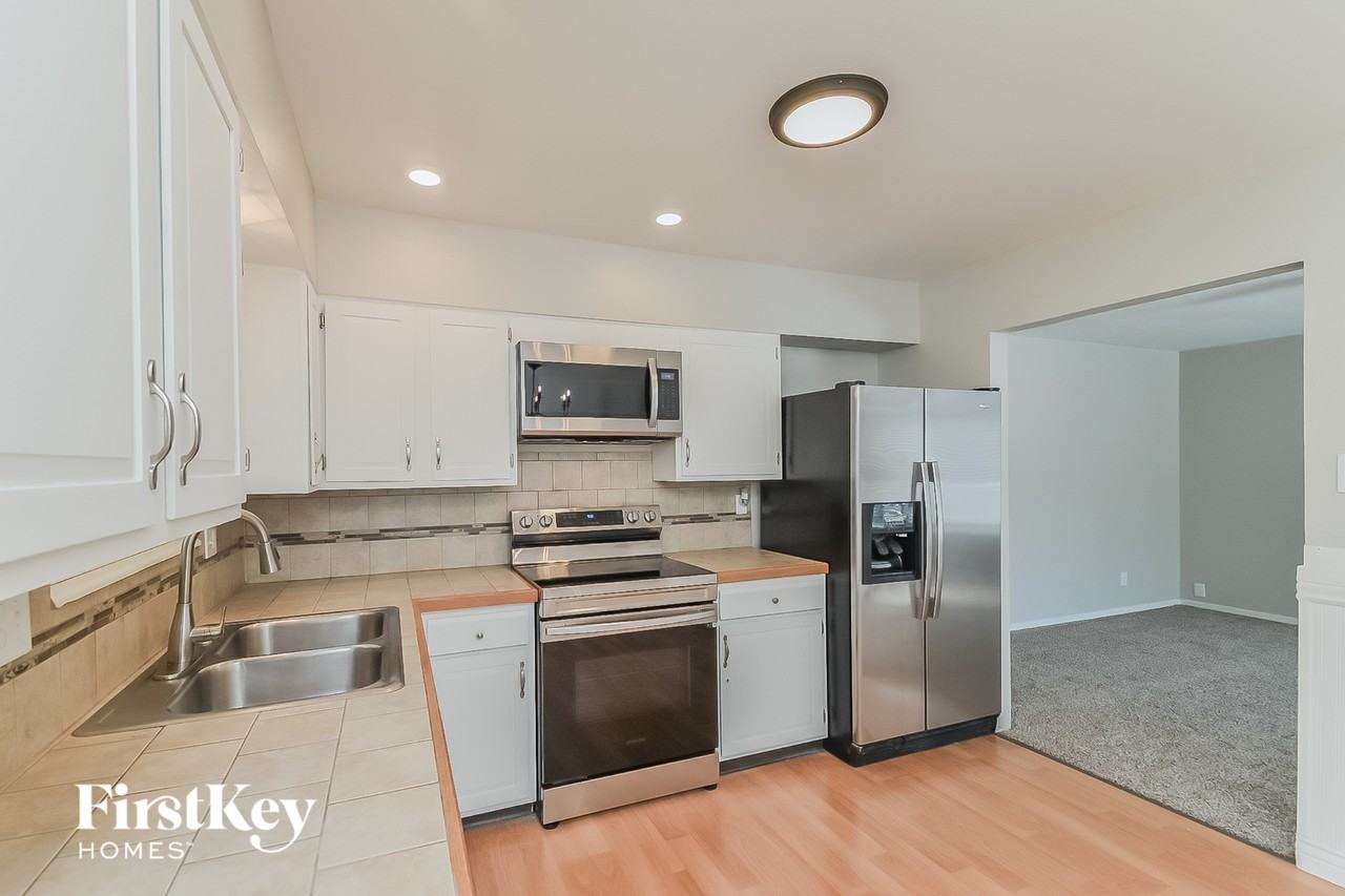 2273 Farnsworth Dr - Photo 5 of 15