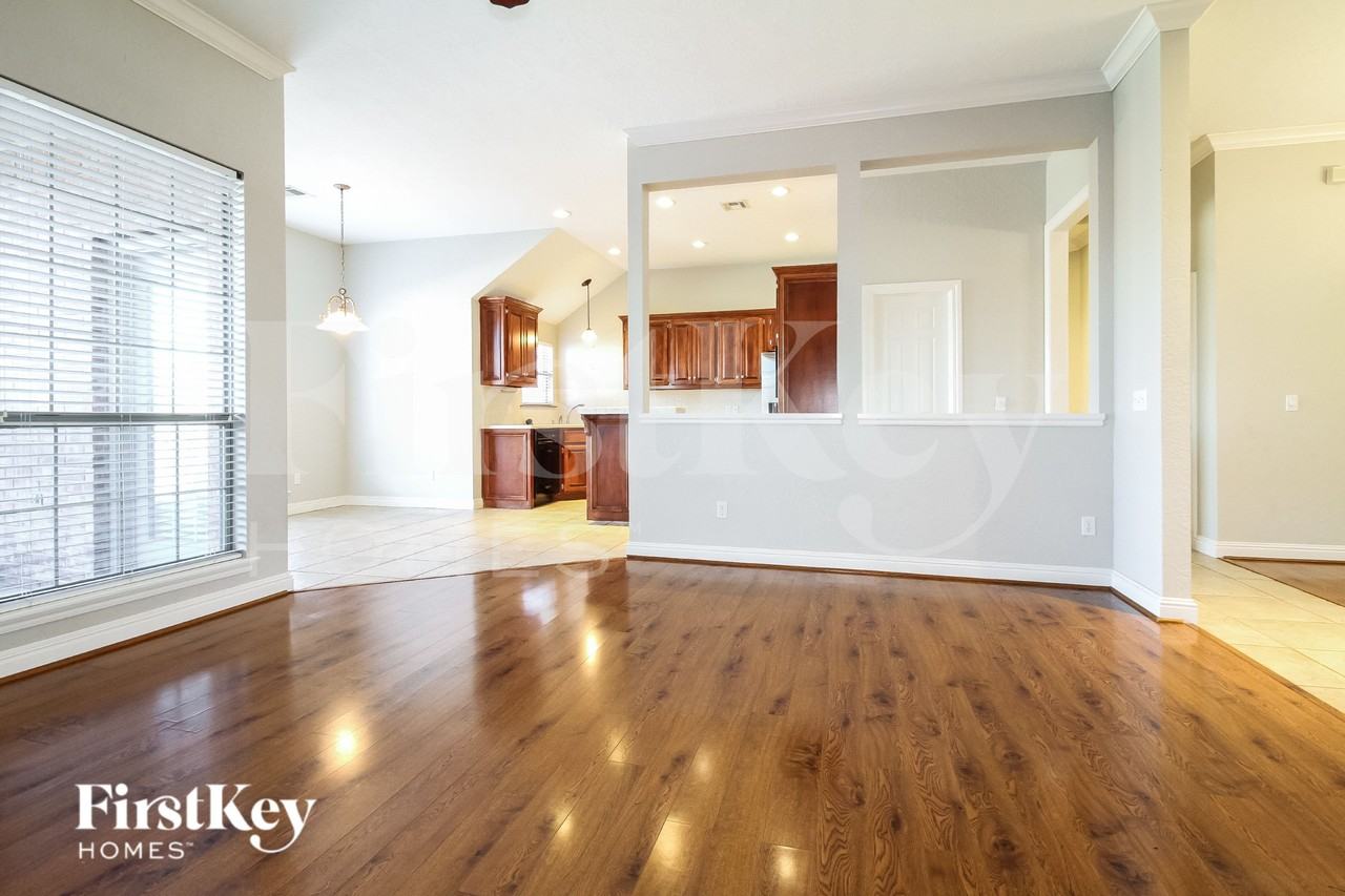 3113 Highland Gln - Photo 4 of 17