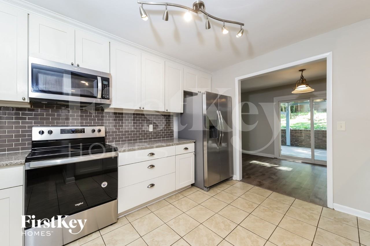 640 Valley Brook Ln - Photo 6 of 15