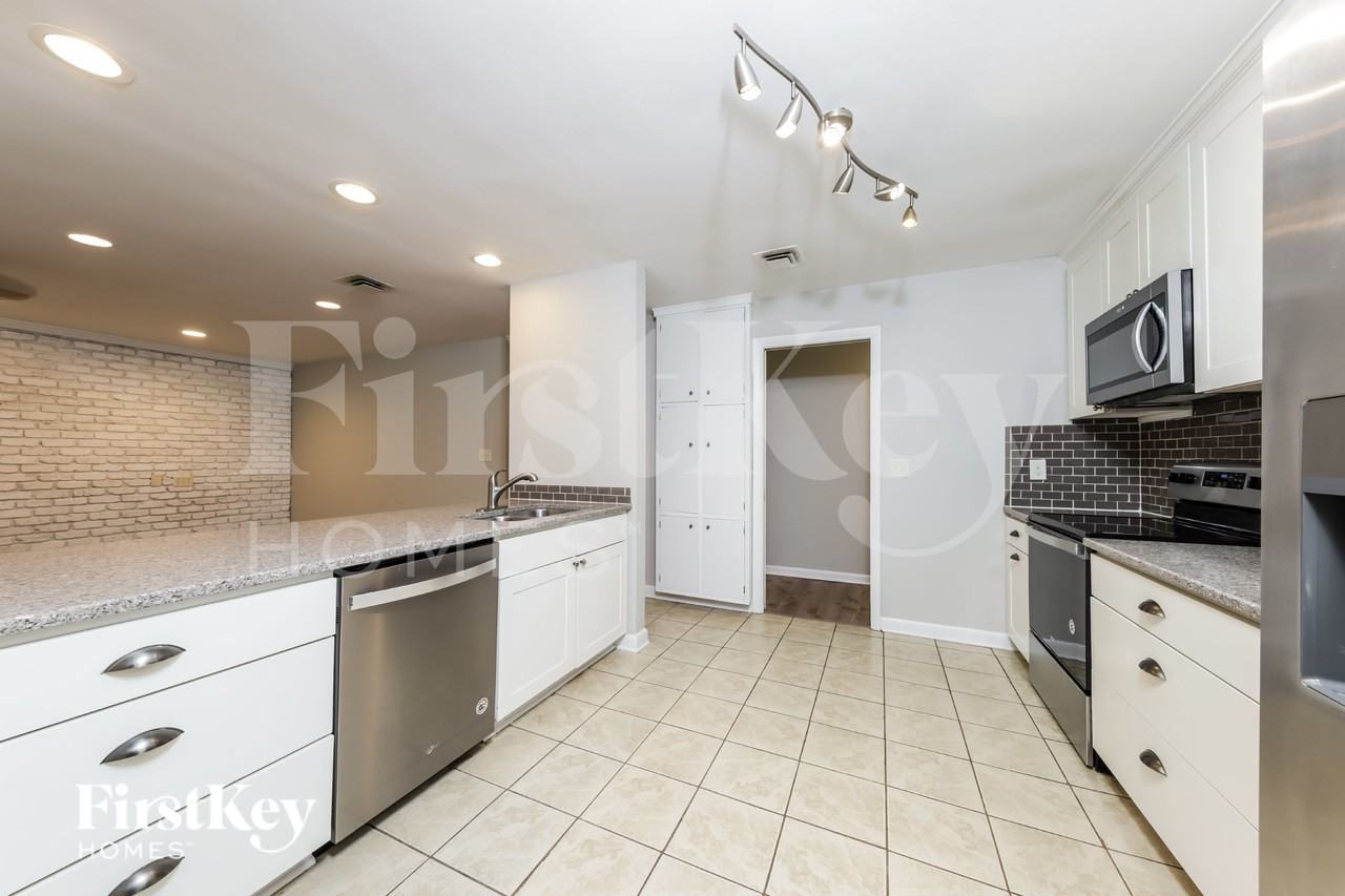 640 Valley Brook Ln - Photo 7 of 15