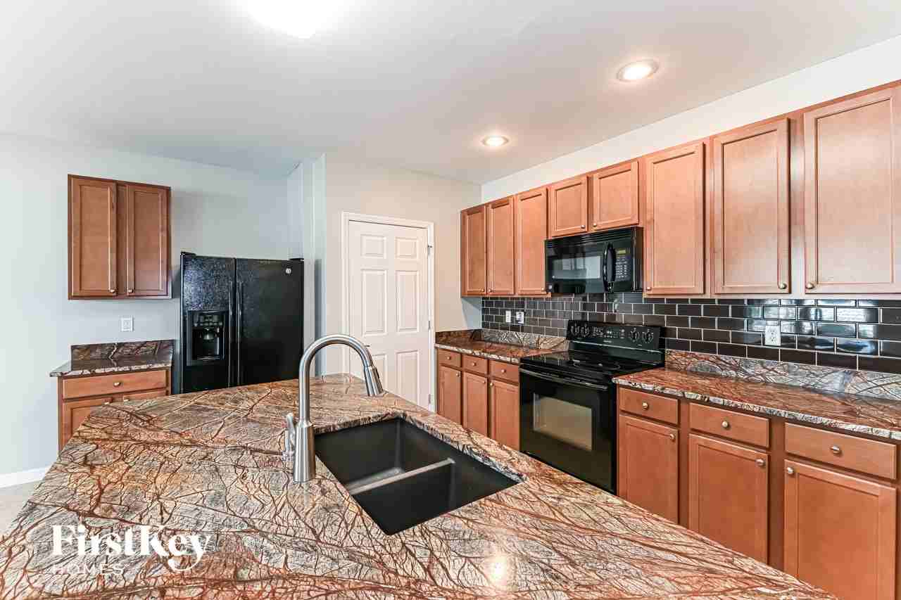 1716 Sw 1st Ave - Photo 5 of 15