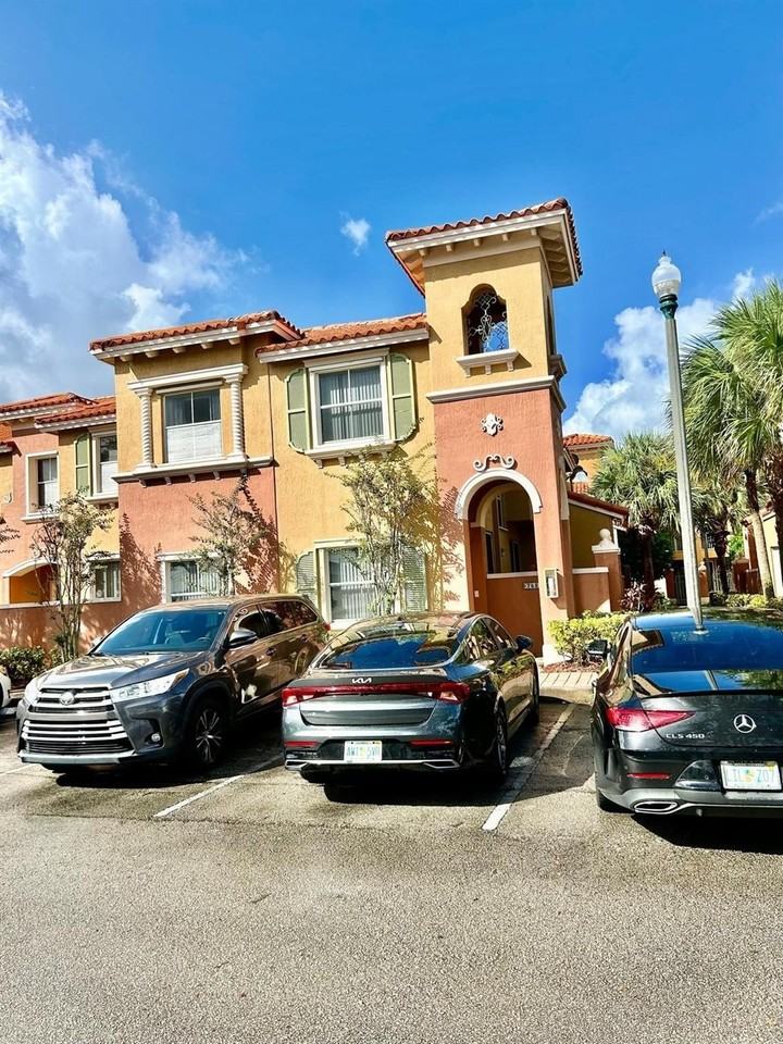 732 Sw 106th Ave - Photo 2 of 24