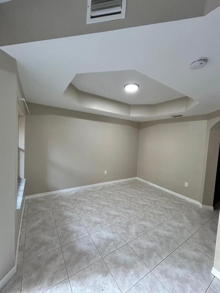 732 Sw 106th Ave - Photo 5 of 24