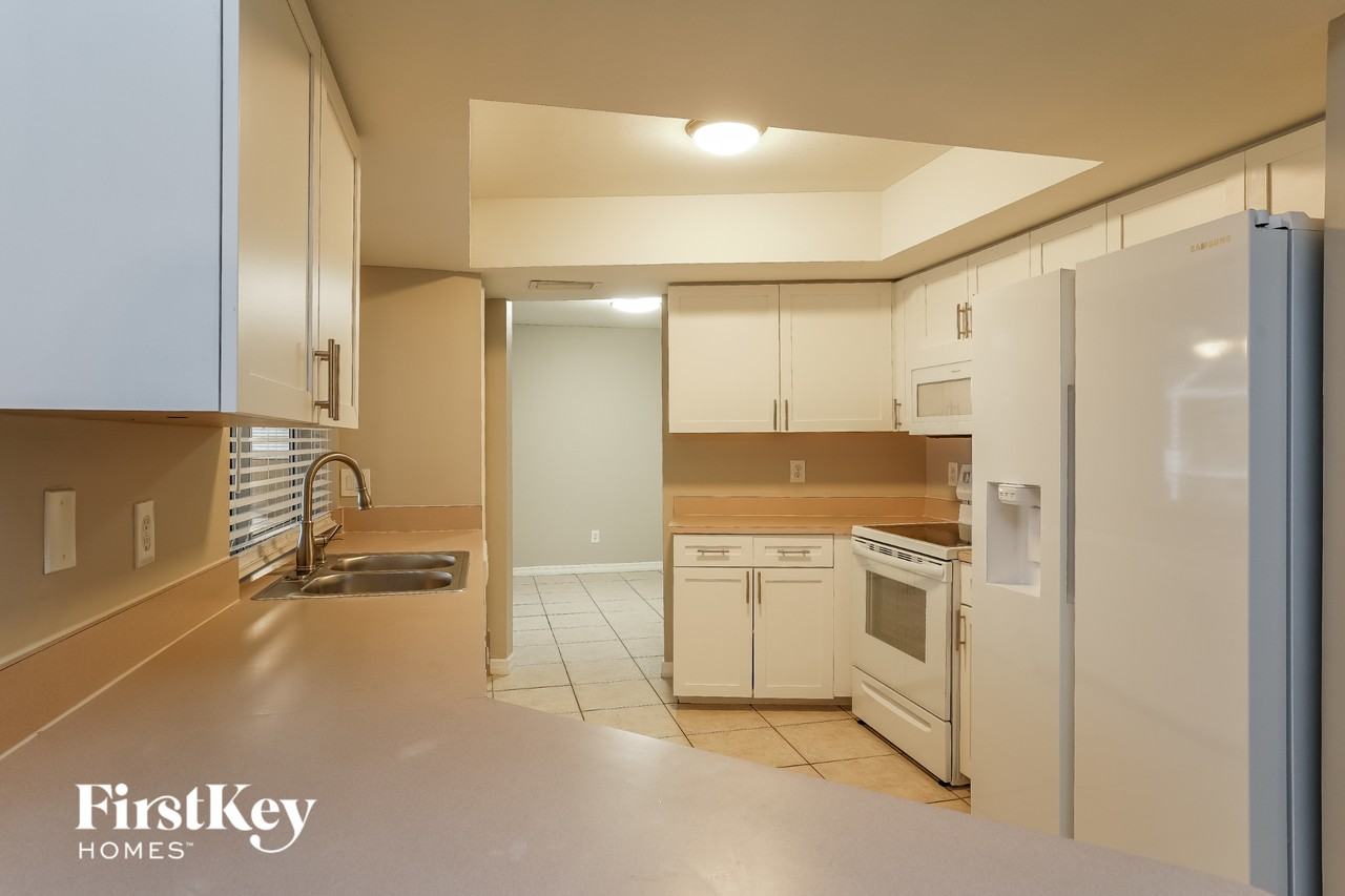 1108 Sw 22nd Ter - Photo 4 of 13