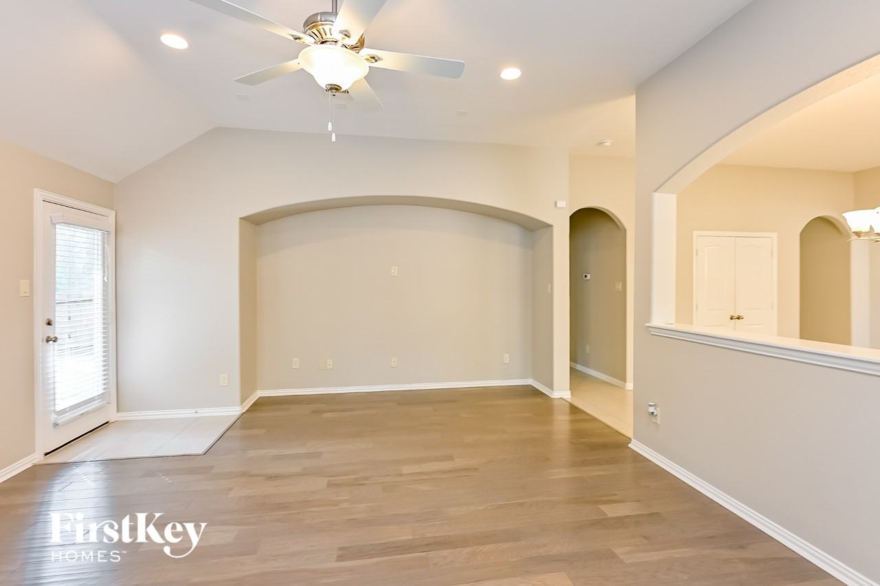 21131 Bastide Ln - Photo 3 of 15