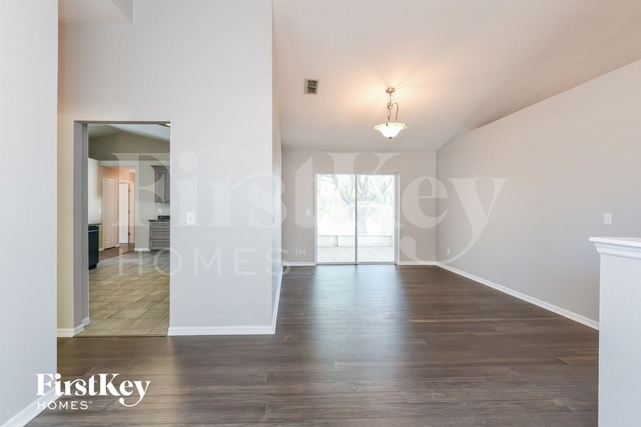 1118 Windy Bluff Dr - Photo 4 of 15