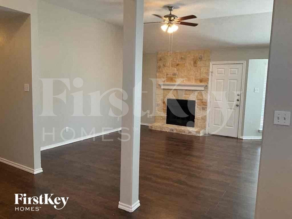 671 Honeysuckle Ln - Photo 4 of 15