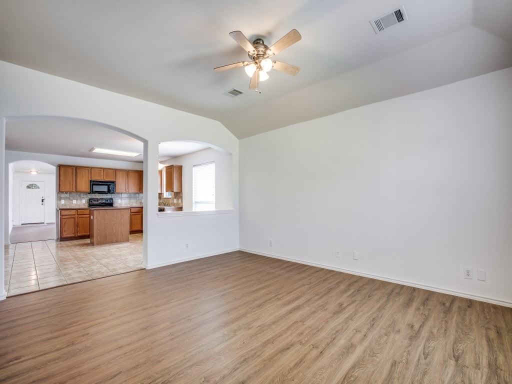 319 Willow Grove Dr - Photo 4 of 13