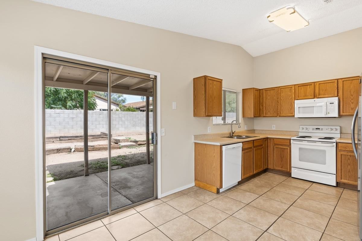 6098 S Place Du Lis - Photo 5 of 21