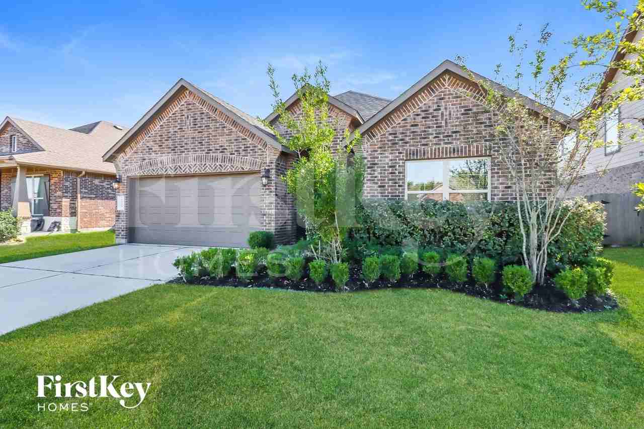 6423 Sterling Shores Ln - Photo 2 of 15