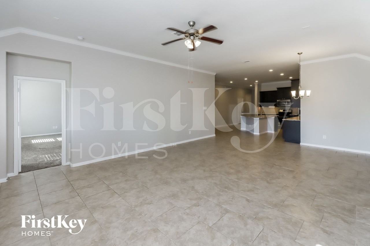 6423 Sterling Shores Ln - Photo 3 of 15