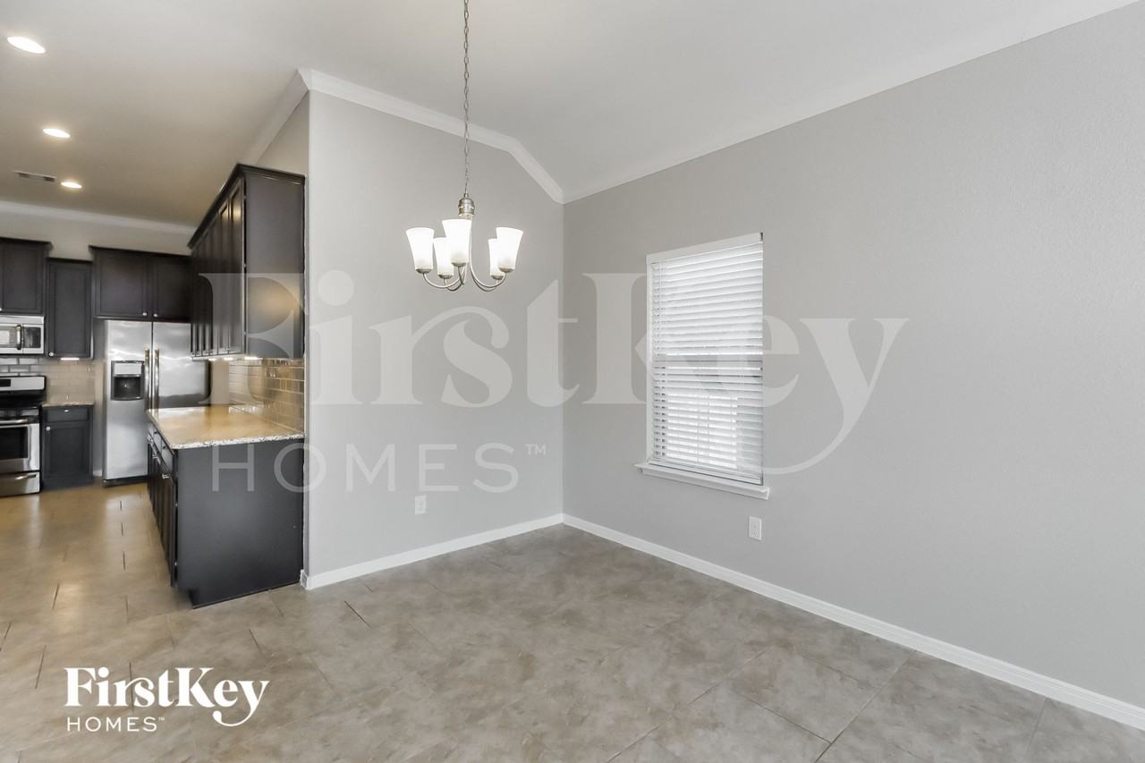 6423 Sterling Shores Ln - Photo 4 of 15